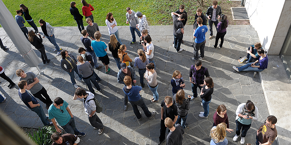 Menschen im Gespräch auf einem Campus